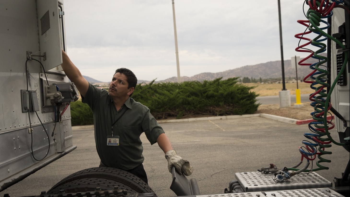 alt="Driver prepares his truck."